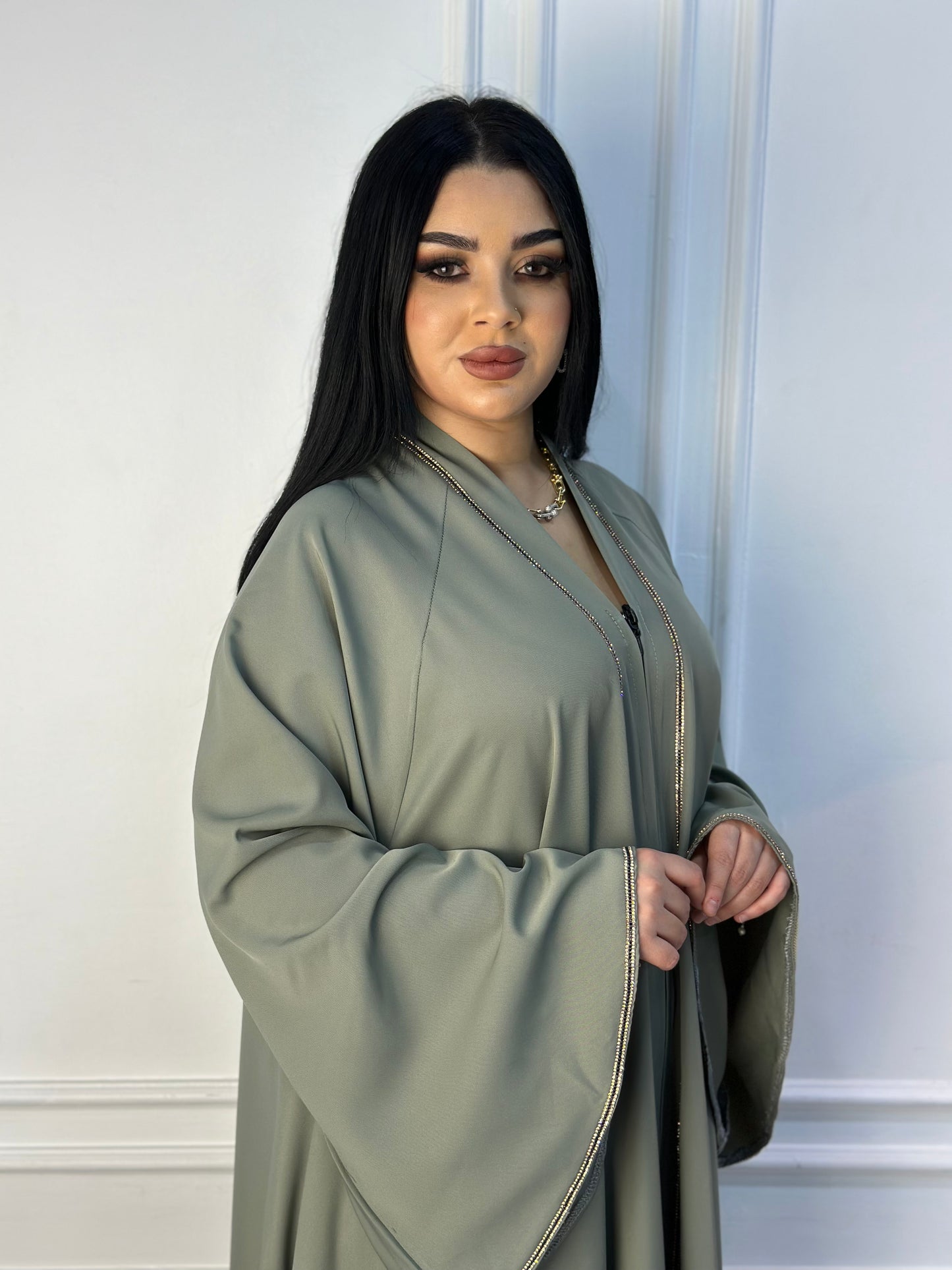 أعطي لنفسك لمسة من الأناقة مع عباية سكون الفخمة