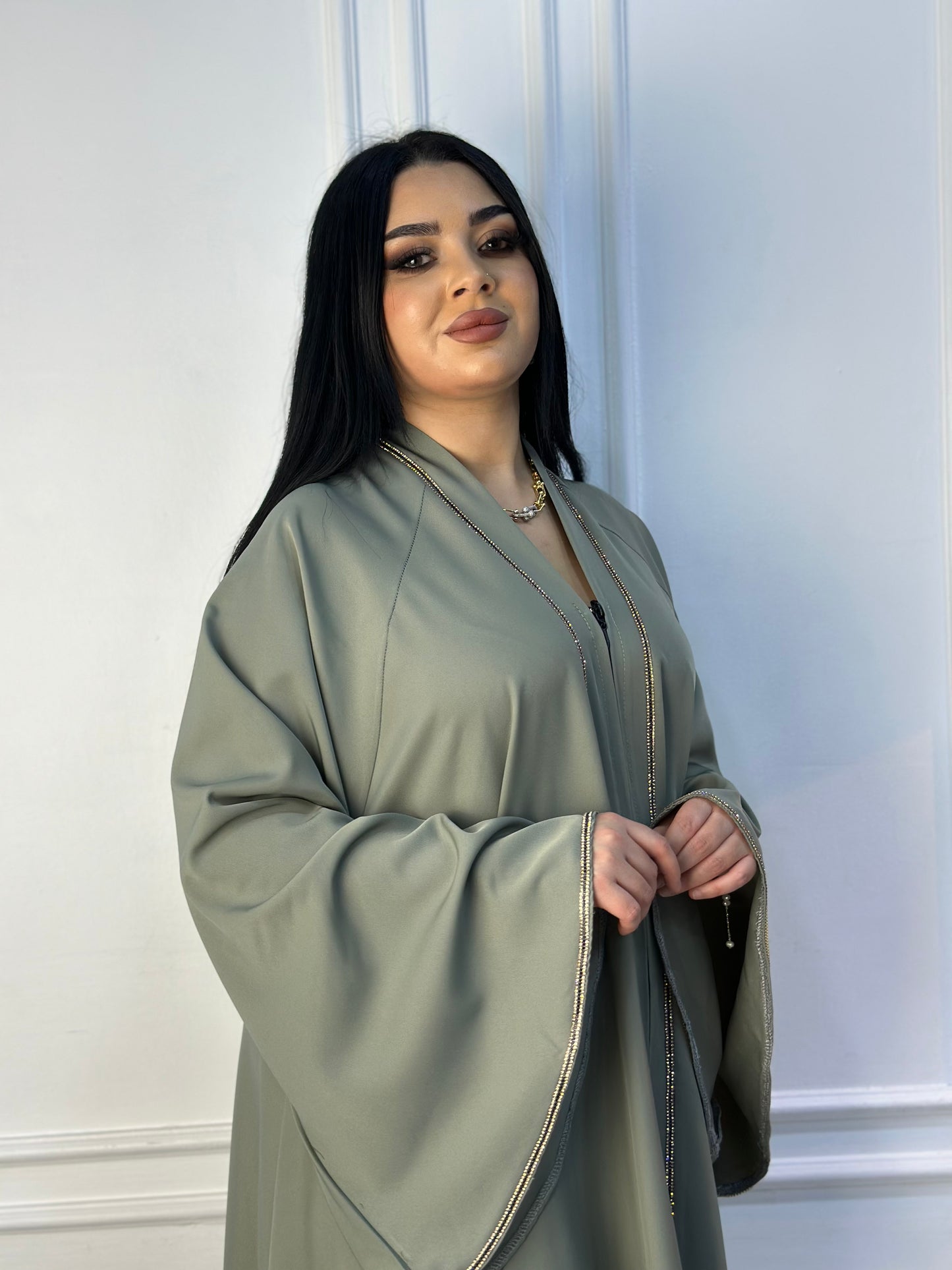 أعطي لنفسك لمسة من الأناقة مع عباية سكون الفخمة