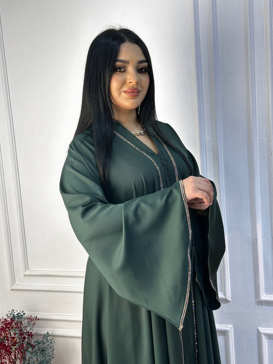 أعطي لنفسك لمسة من الأناقة مع عباية سكون الفخمة