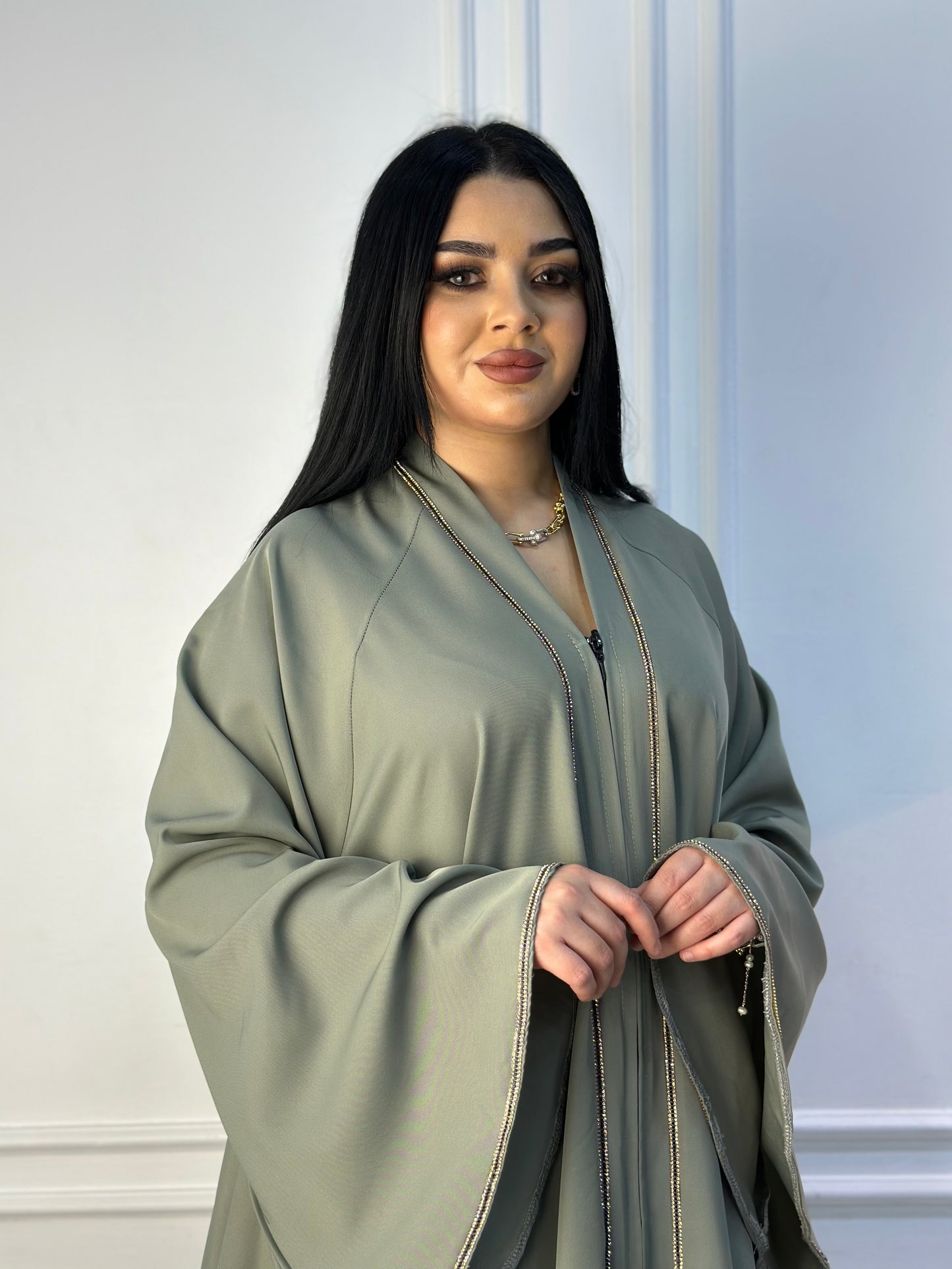أعطي لنفسك لمسة من الأناقة مع عباية سكون الفخمة