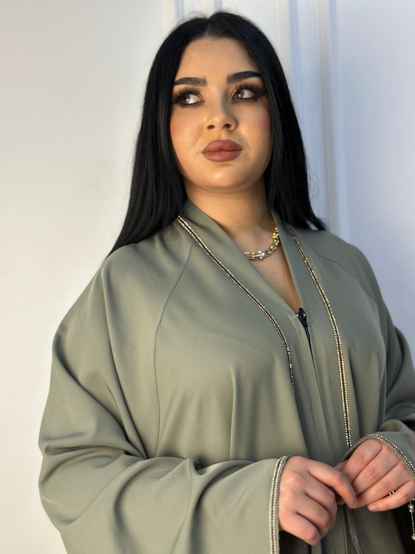 أعطي لنفسك لمسة من الأناقة مع عباية سكون الفخمة